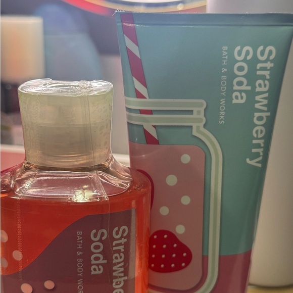 Strawberry Soda Body Wash and Cream Set Bath and Body Works - Picture 4 of 4